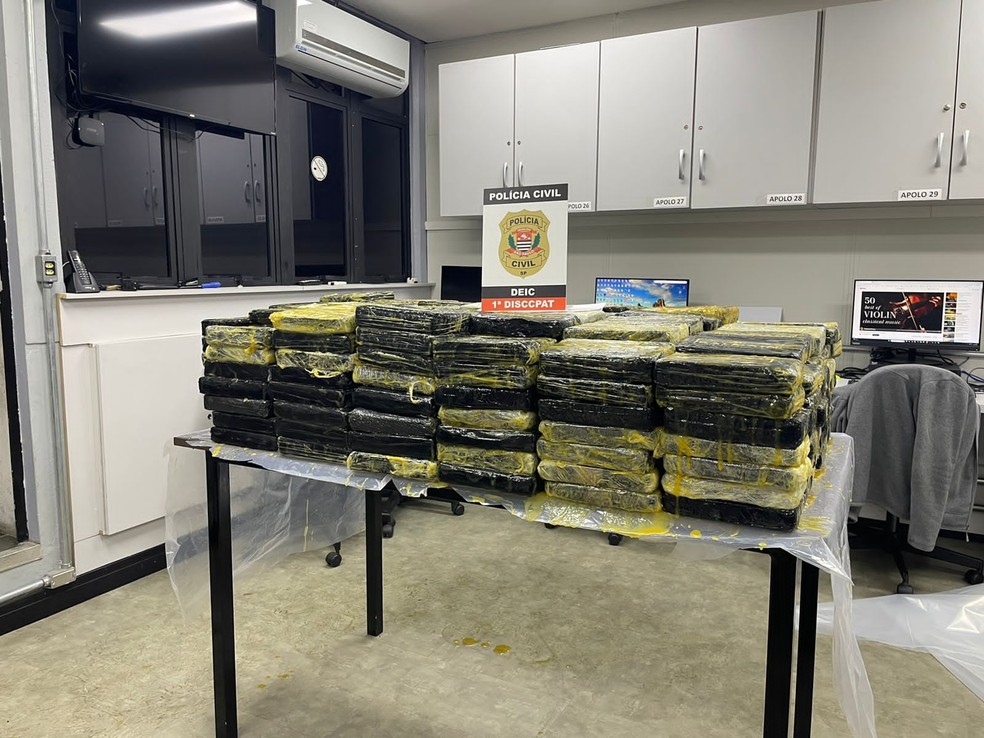 Polícia apreende 300 kg de cocaína pura escondida em tonéis de suco em imóvel apontado como base do crime organizado do litoral de SP — Foto: Polícia Civil