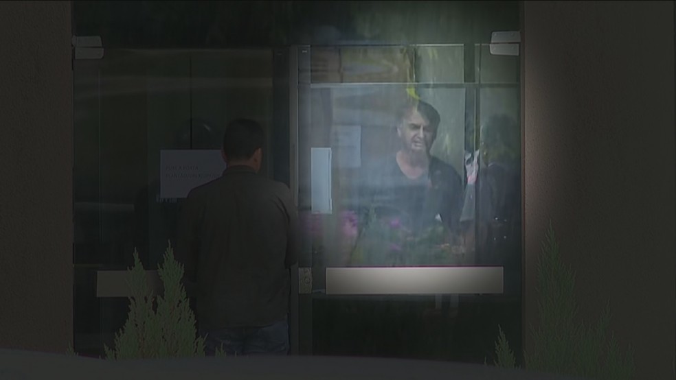 Bolsonaro aparece no hall da superintendência da PF, em Brasília, onde está preso — Foto: Jornal Nacional/ Reprodução