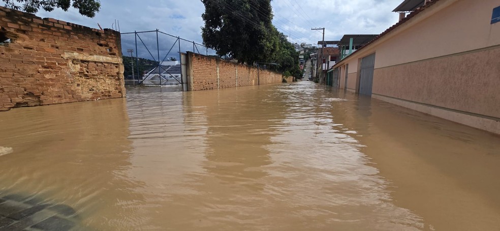 Chuva forte alaga ruas em Barra de São Francisco, no Espírito Santo — Foto: Divulgação