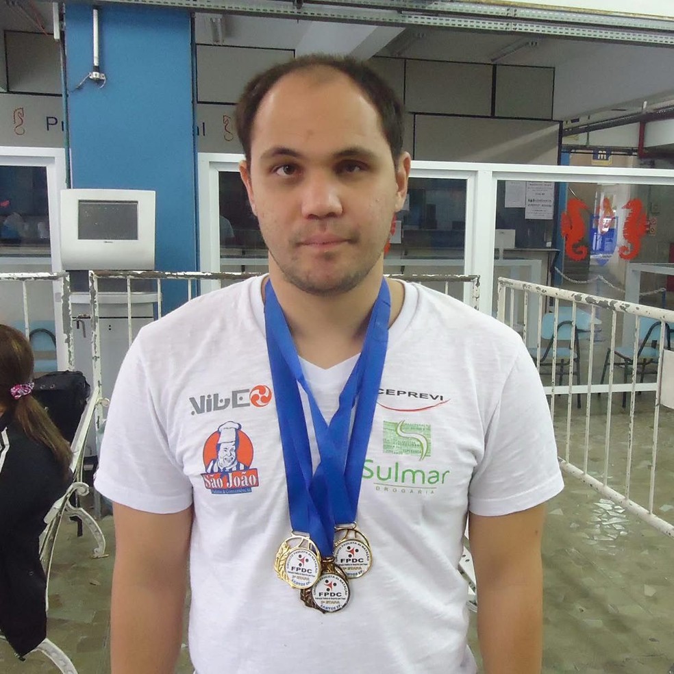 Guilherme Murosaki, de 35 anos, foi uma das vítimas do roubo. Ele colecionava as medalhas há mais de 20 anos — Foto: Arquivo pessoal