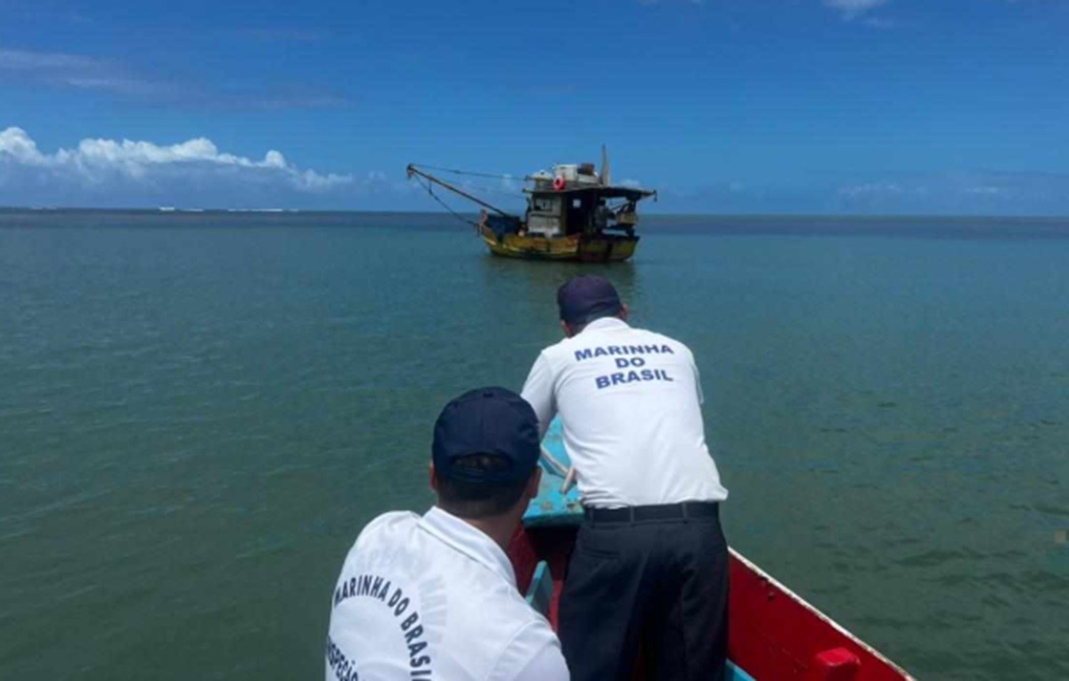 Pescador desaparecido é resgatado pela Marinha após falha em barco em Piaçabuçu, interior de AL