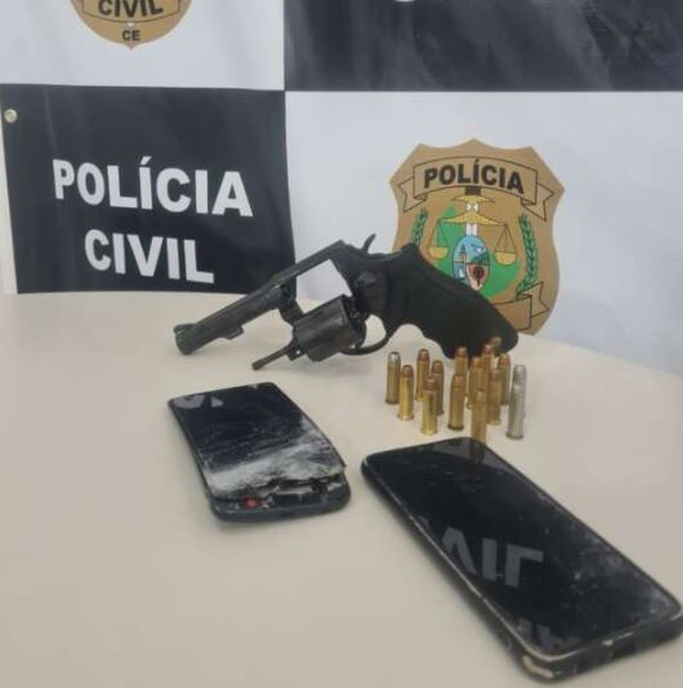 Polícia apreendeu revólver municiados e celulares durante prisão de trio suspeito de roubos de cargas, em Fortaleza. — Foto: Polícia Civil/ Divulgação
