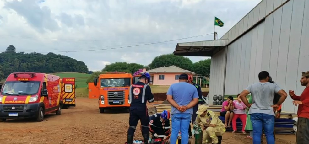 Trabalhadores ficaram soterrados em obra em Manoel Ribas (PR) — Foto: Divulgação