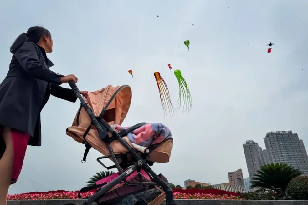 A China está tentando reverter sua baixa taxa de natalidade. — Foto: Getty Images (BBC)