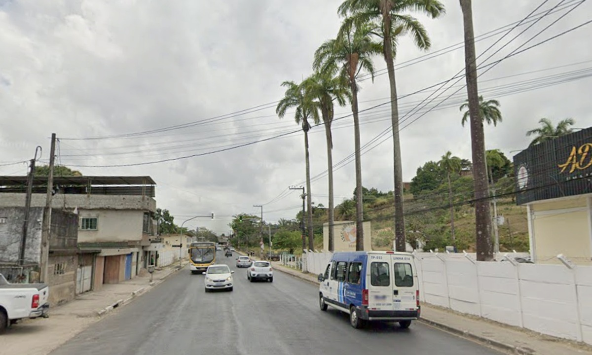 Motorista morre após carro bater em caminhão no Grande Recife