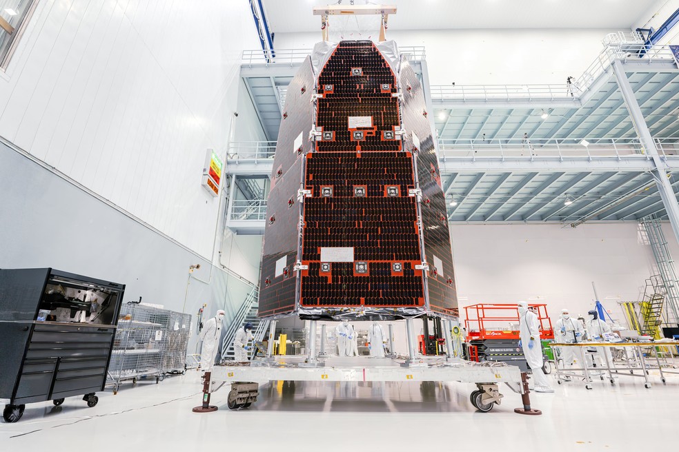 Técnicos conectam as partes interna e externa do Telescópio Espacial Nancy Grace Roman, da Nasa, em novembro de 2025. — Foto: NASA/Sydney Rohde