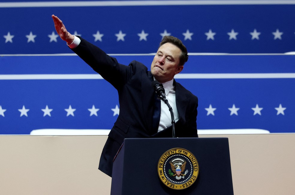 Gesto de Musk gera polêmica durante fala do bilionário em evento da posse de Trump — Foto: Mike Segar/Reuters