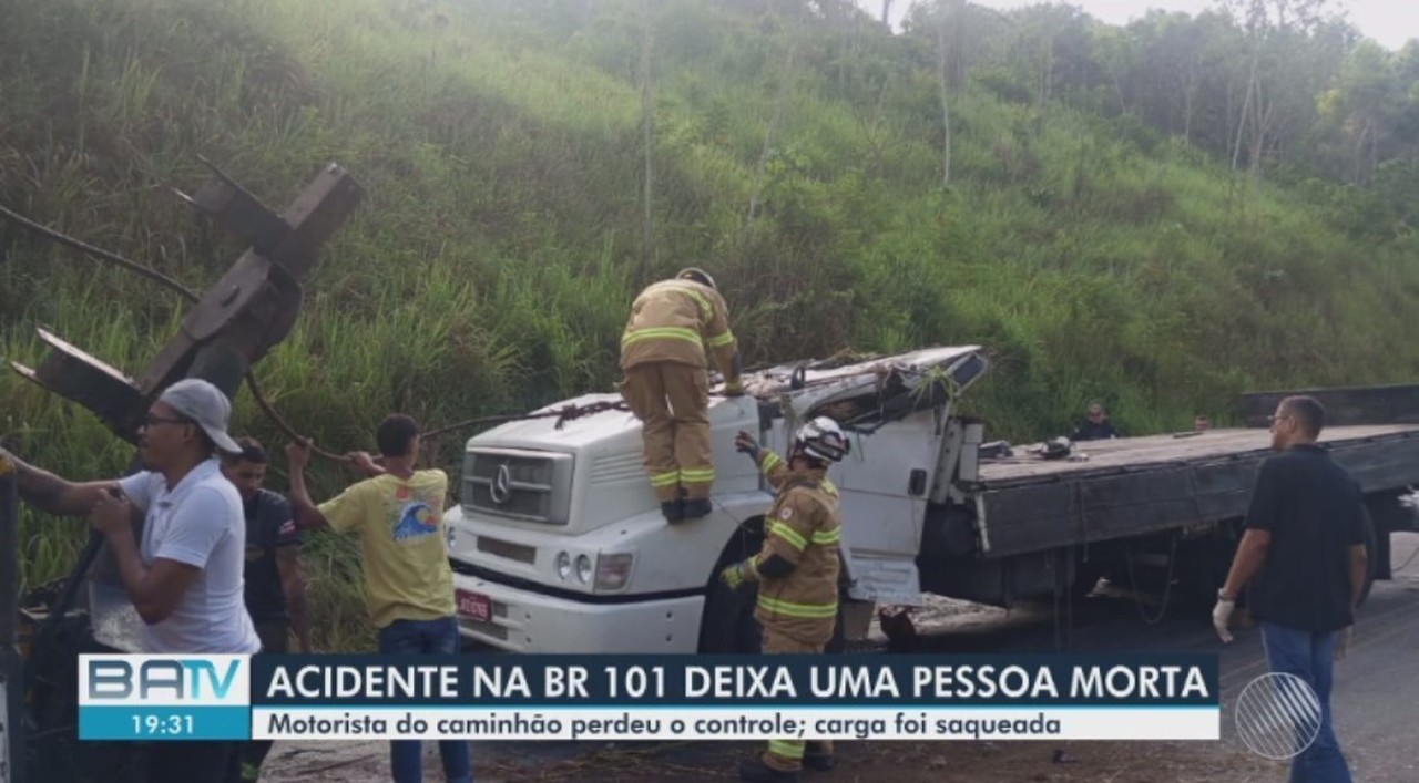 Motorista morre após caminhão carregado de leite capotar na BA; carga foi saqueada