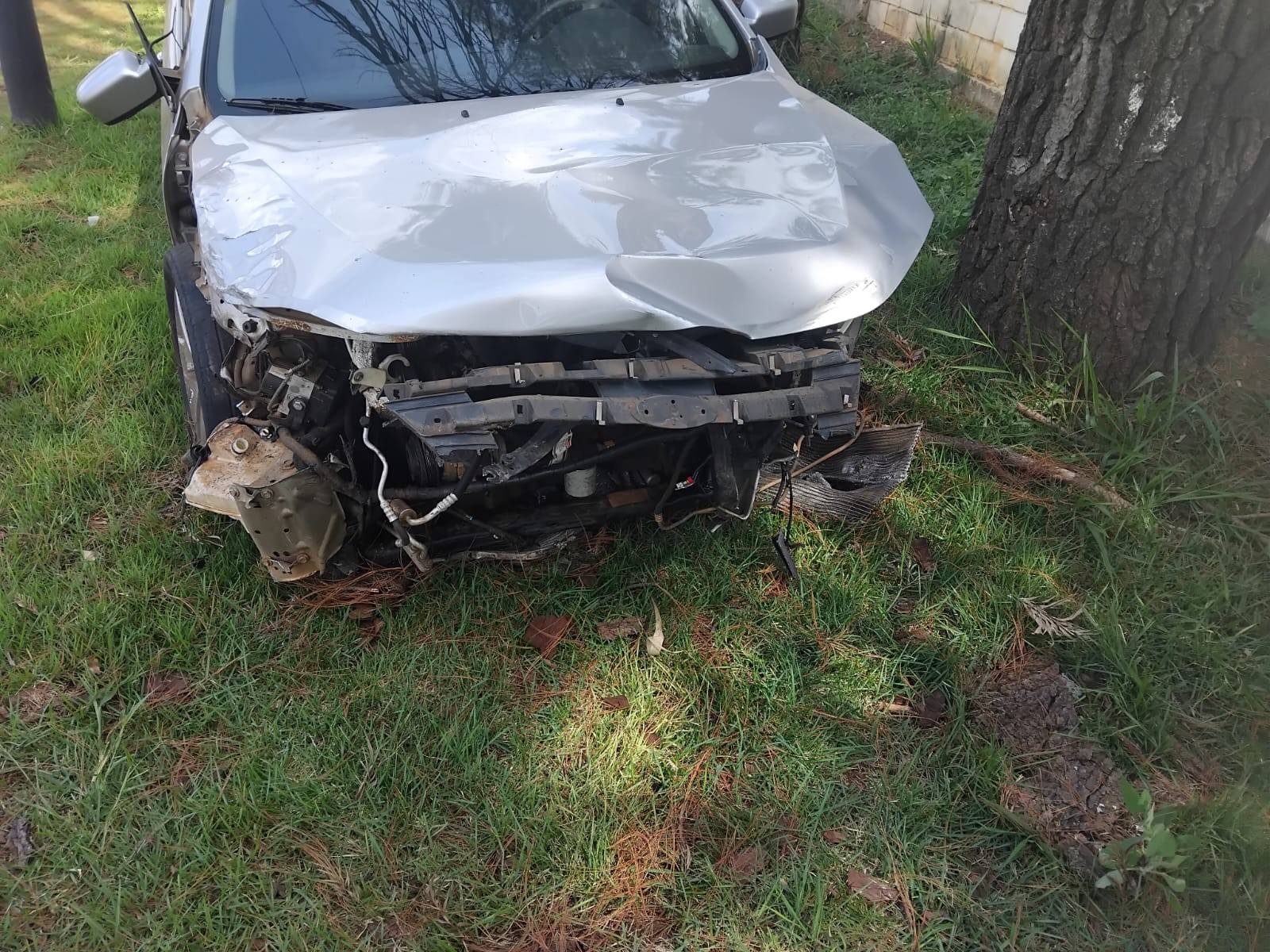 Motociclista fica ferido ao ser atingido por carro em rodovia do interior de SP