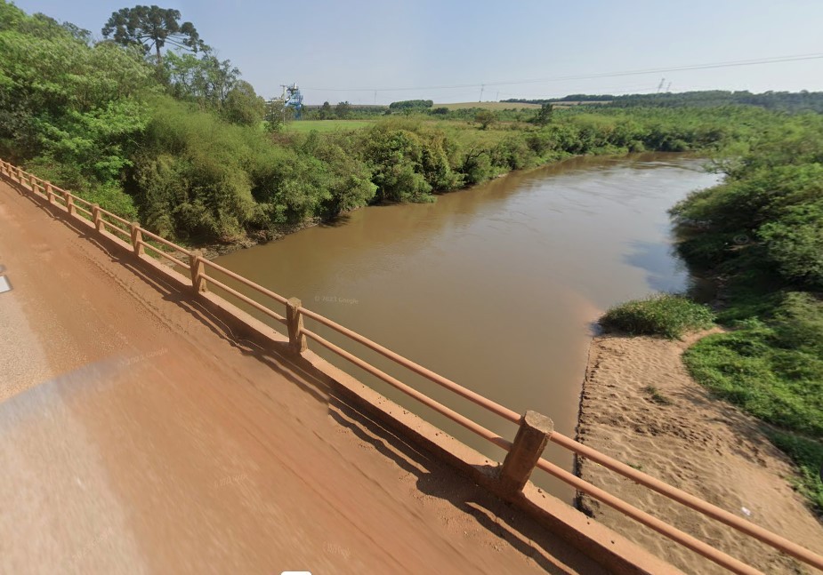 Homem desaparece após tentar atravessar rio nadando, no Paraná