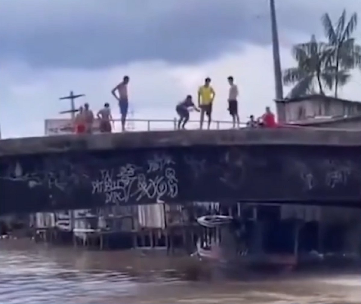 Banho em 'praia' improvisada no Canal do Tucunduba traz riscos à saúde em Belém