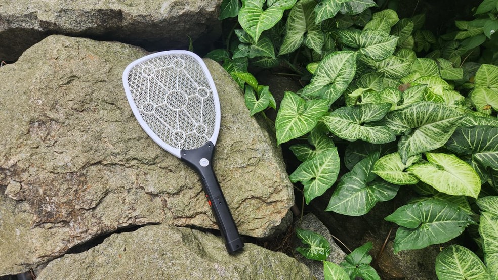 Raquete elétrica é usada para matar mosquitos que estão no ambiente, mas não podem ser consideradas eficazes como as barreiras químicas (repelentes) ou físicas (telas de proteção) — Foto: g1