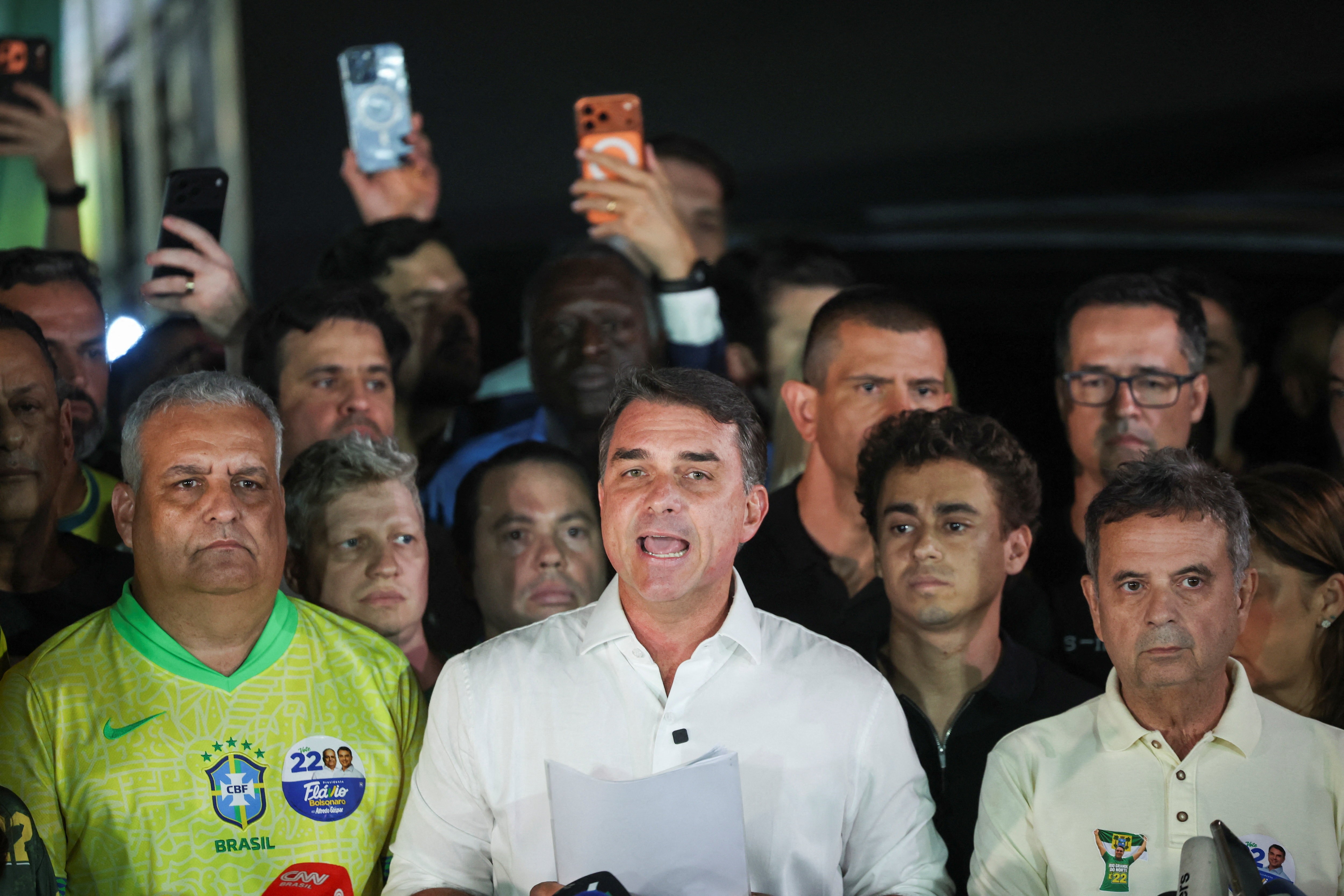 PL de Flávio Bolsonaro deve ficar isolado no pedido para anular a eleição