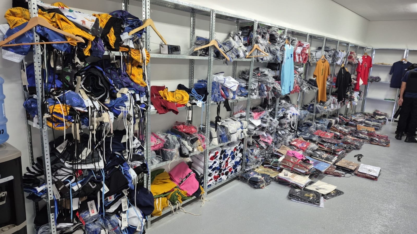 Distribuidora é alvo de operação por vender produtos falsificados em Fortaleza