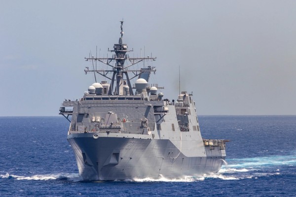 Navio anfíbio USS Fort Lauderdale, integrante do grupo de combate Iwo Jima da Marinha dos Estados Unidos. — Foto: Tenente-general Regina Gulli/Marinha dos Estados Unidos