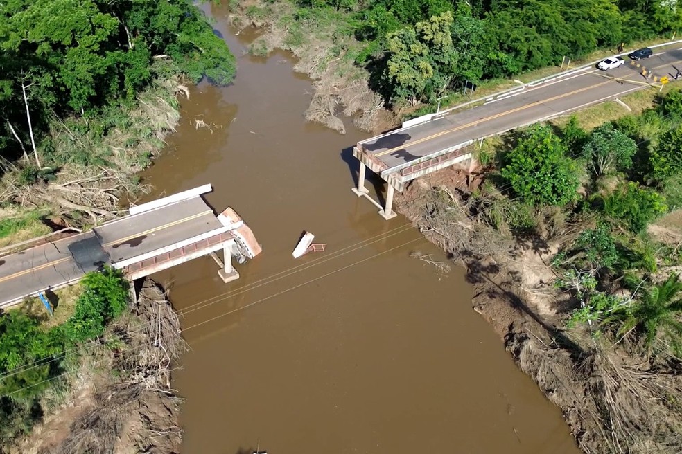 Carreta bi-trem passava pela ponte quando a estrutura desabou, em Rio Negro (MS). — Foto: Edmar Melo/TV Morena