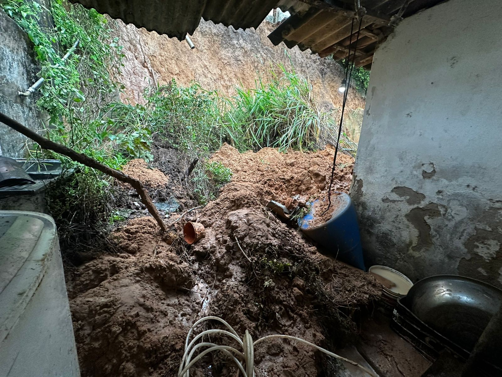 Barreira desliza em Bebedouro e atinge casas; meteorologia emite alerta vermelho para AL 