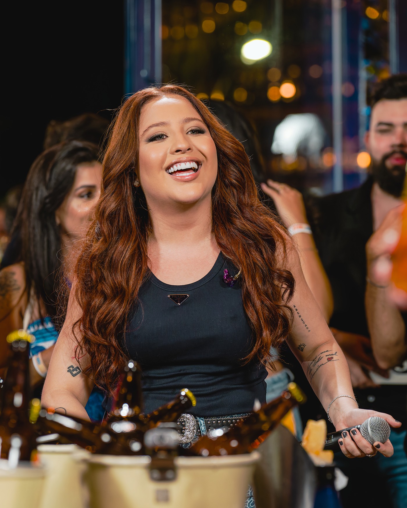 Mari Fernandez põe na rua a primeira amostra da gravação feita em show em barzinho de Belo Horizonte em abril 
