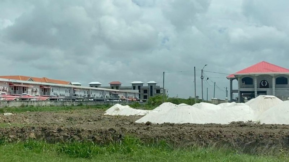Áreas antes usadas para plantar cana-de-açúcar e arroz agora dão lugar a casas de luxo e condomínios fechados nos subúrbios de Georgetown — Foto: LEANDRO PRAZERES/BBC NEWS BRASIL
