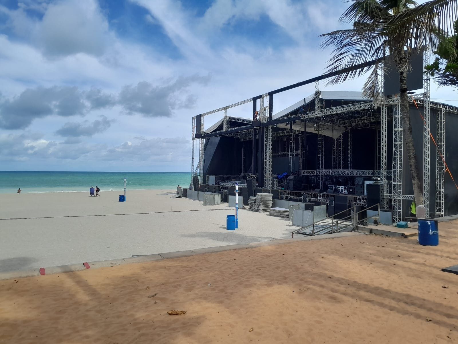 Natal em Natal: palco em Ponta Negra tem 'câmeras inteligentes' na segurança e operação especial de trânsito