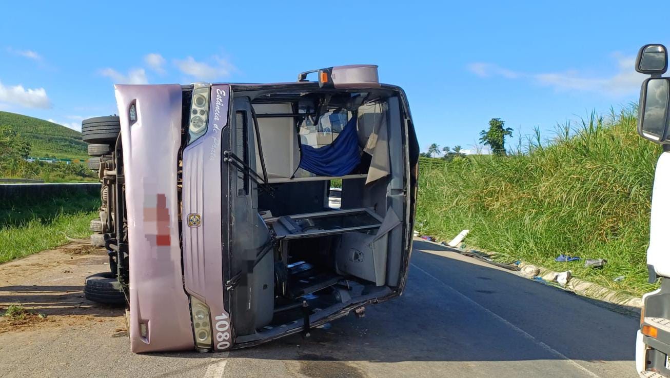 Ônibus que levava torcedores do Bahia para jogo contra o Sport no Recife tomba na BR-101