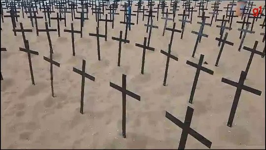 543 cruzes são colocadas em praia de Vitória para marcar mortes no trânsito no estado em 2023; veja FOTOS  - Programa: G1 ES 