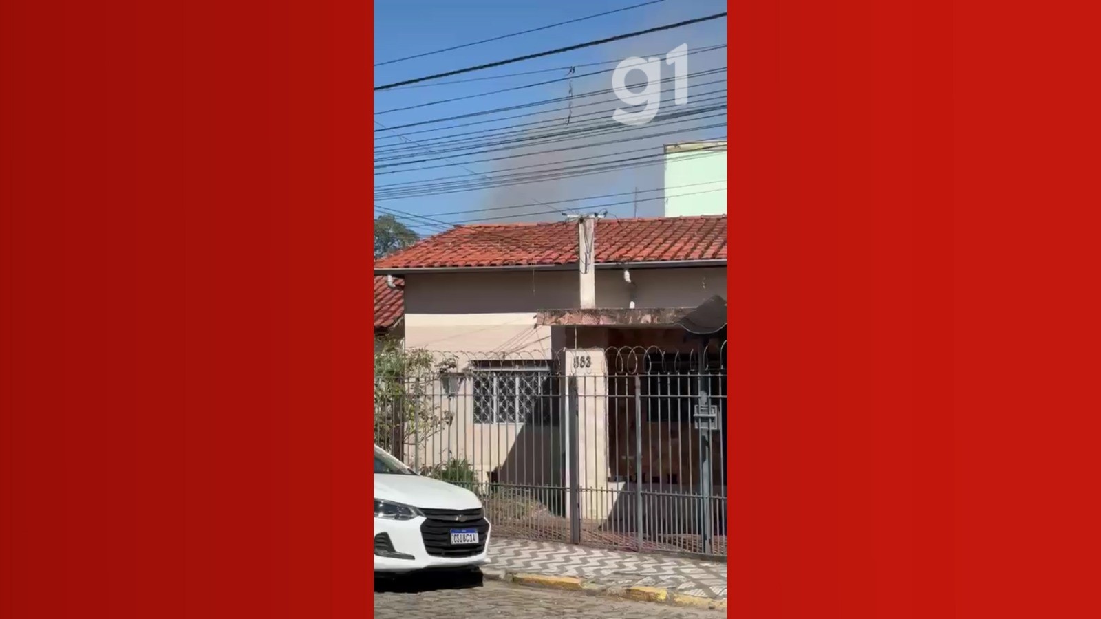 Telhado de casa em chamas desmorona e mata homem carbonizado em Lorena, SP