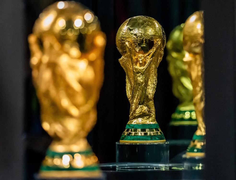 O troféu da Copa do Mundo da FIFA é exibido no Canadá. — Foto: IMAGN IMAGES via Reuters