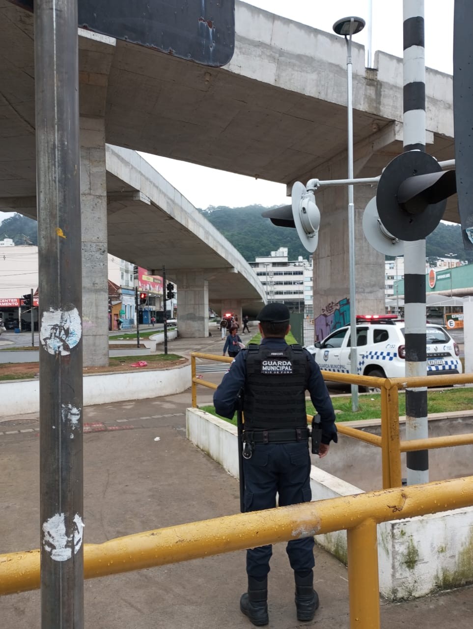 Operação no viaduto Roza Cabinda tem drogas apreendidas em Juiz de Fora 