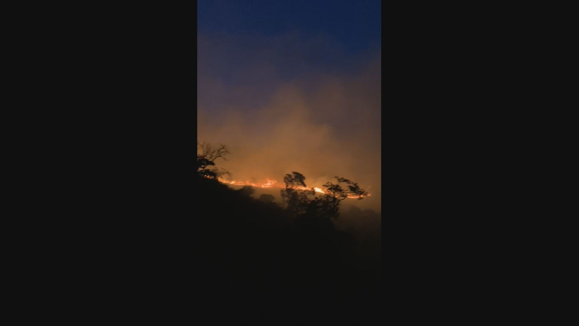 Bombeiros combatem incêndio na Serra do Vulcão