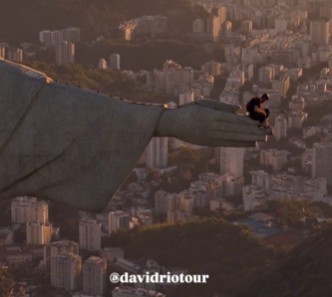 Homem invade estátua do Cristo Redentor e salta de paraquedas do braço do monumento