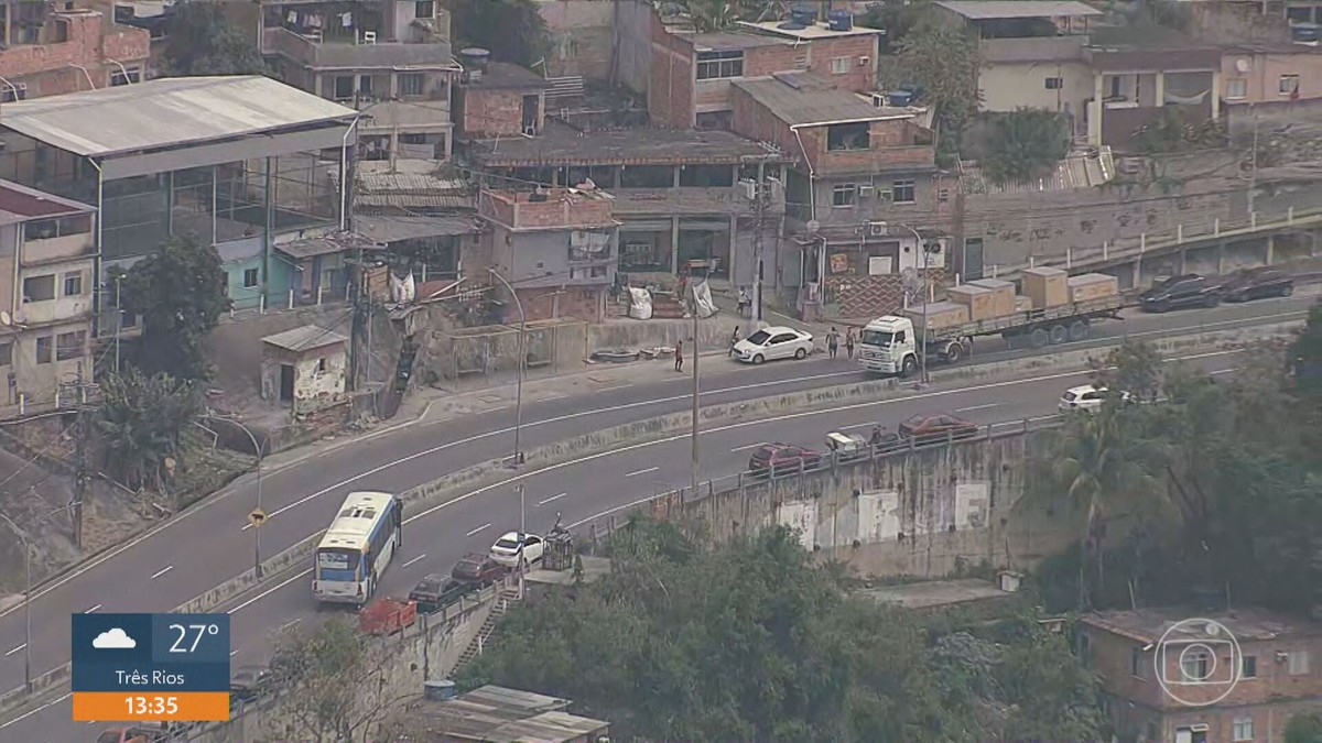 Bandidos fecham vias e usam ônibus como barricadas em retaliação a operação