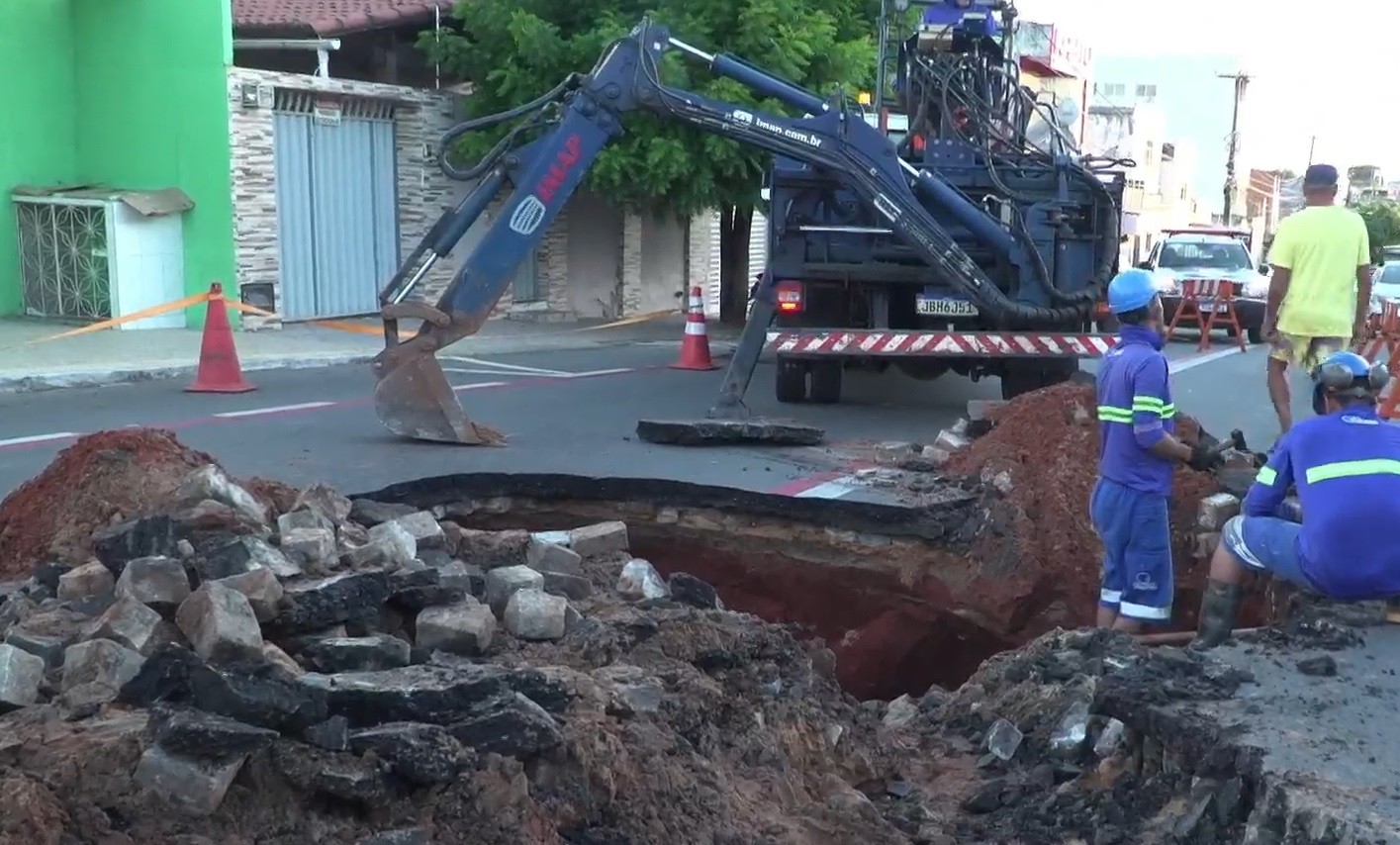 Cratera se abre em avenida na Zona Leste de Natal após vazamento de água em tubulação