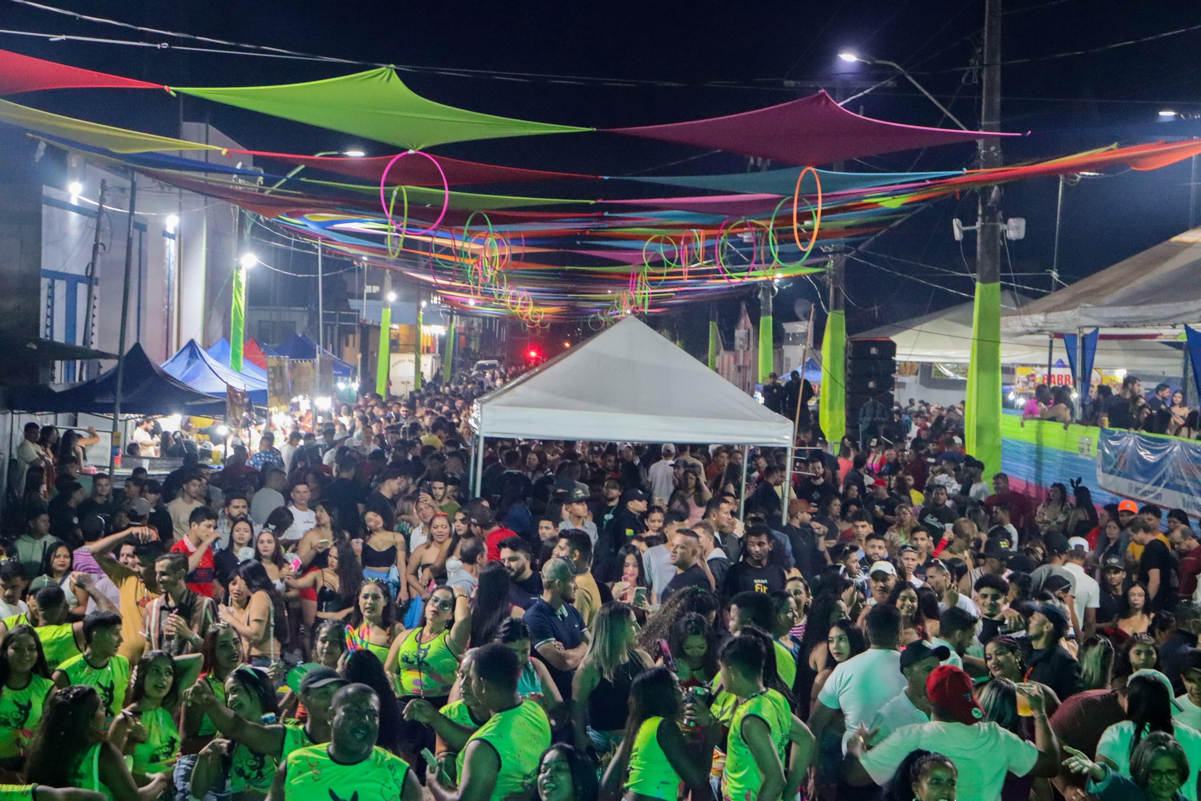Com público de 20 mil pessoas, Carnavale chega ao último dia no interior do AC; veja programação