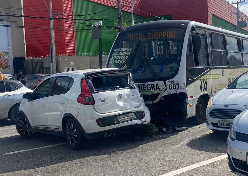 Acidente entre micro-ônibus e três carros causa engarrafamento na Zona Sul de Natal — Foto: Francielly Medeiros / Inter TV Cabugi