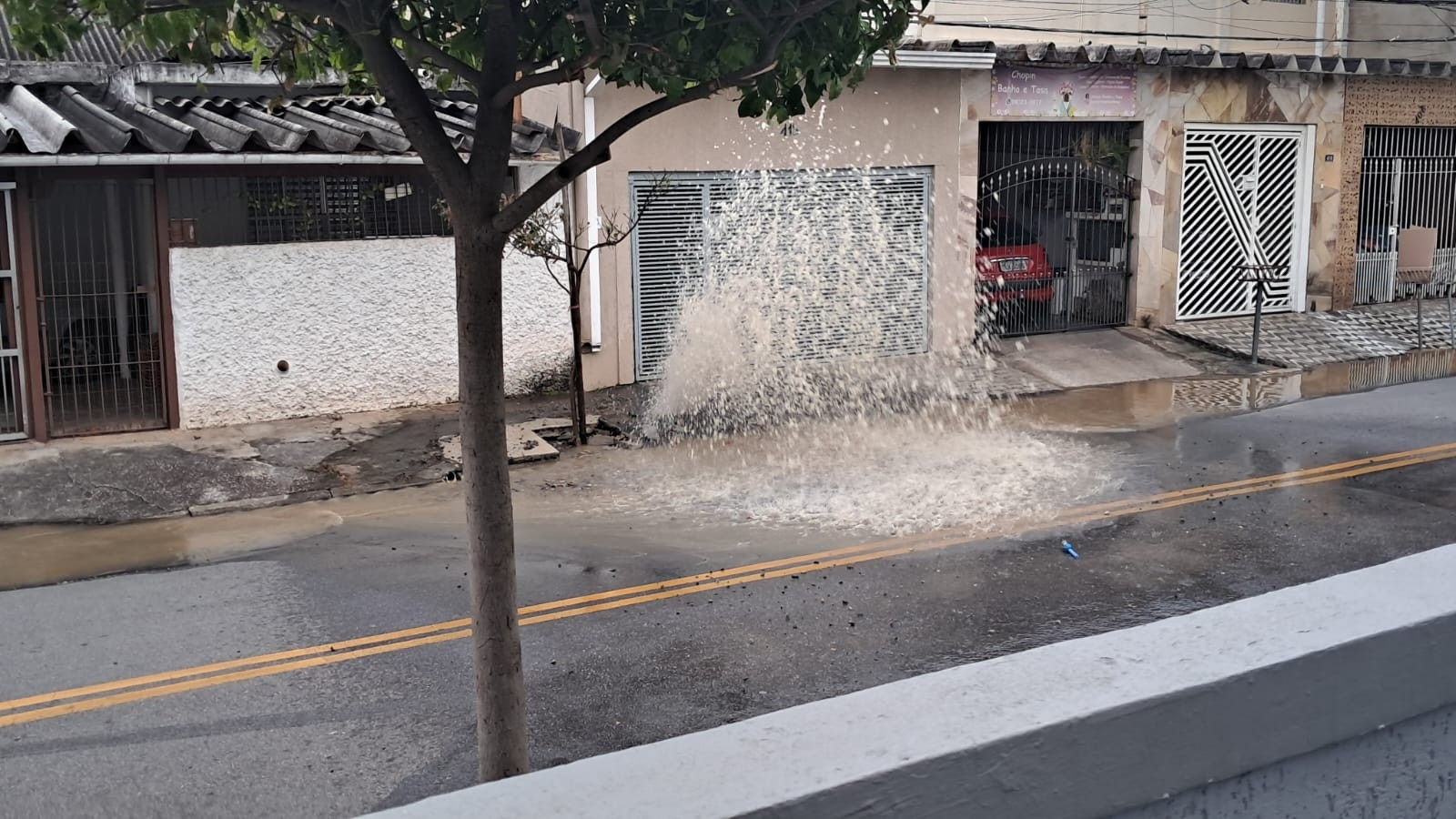 Água vaza no meio de rua de São Bernardo do Campo