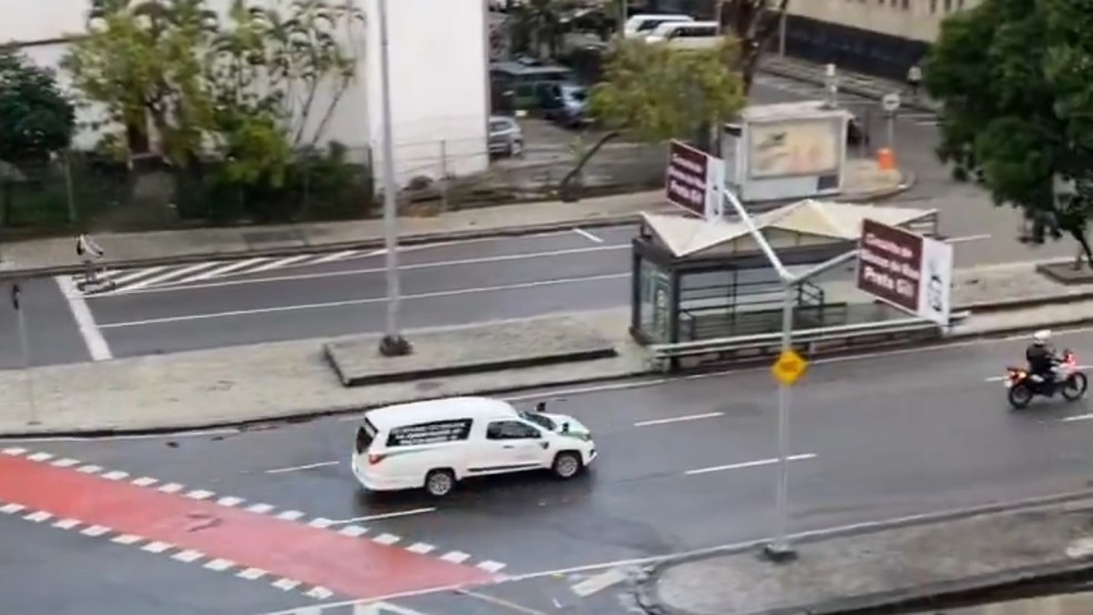 Carro com corpo de Preta passa pelo circuito de blocos que a homenageia — Foto: Reprodução