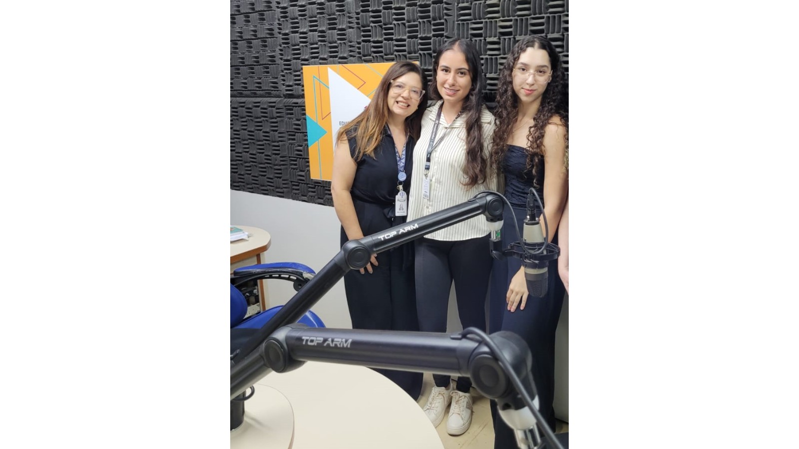 Acadêmicas levam informações sobre “Agosto Dourado” pelas ondas da Univás FM — Crédito: Divulgação