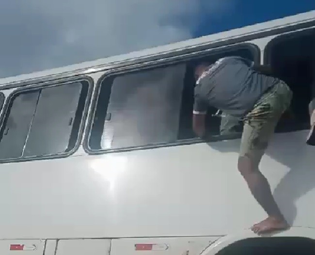 VÍDEO: Ônibus pega fogo e passageiros saem pelas janelas durante viagem entre Pipa e Natal