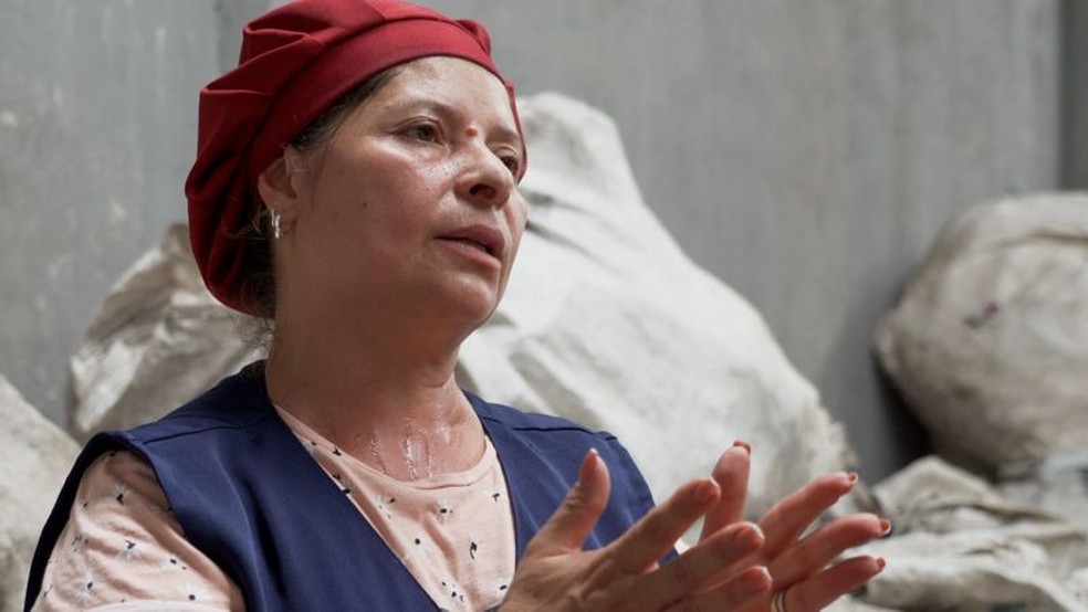 Mauriceia, dona do ferro-velho onde Elias vende as reciclagens que recolhe, diz que prefere diminuir sua margem de lucro para judar os catadores — Foto: Fernando Otto/BBC News Brasil