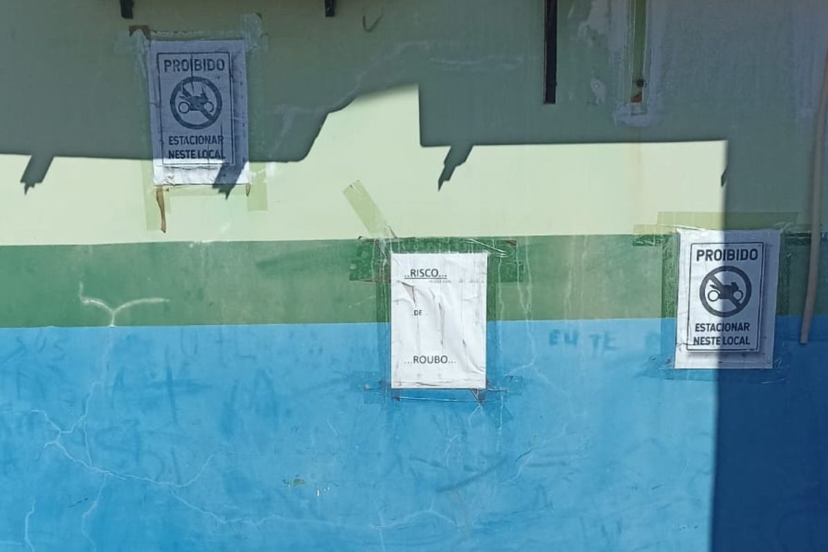 'Proibido estacionar, risco de roubo': com papel e fita, aviso alerta para furtos em frente a hospital de MS