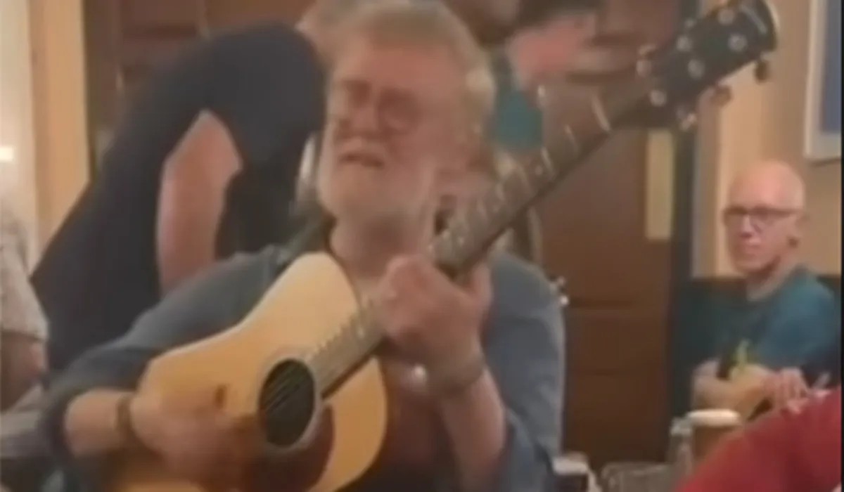 Fã filmou Glen Hansard cantando em bar pouco antes de o músico morrer em acidente de moto; VÍDEO