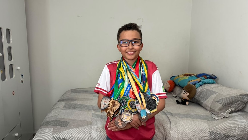 João Cícero já acumula mais de 30 medalhas conquistadas em olimpíadas de robótica, matemática e outras áreas, além de participar de atividades de divulgação científica. — Foto: Arquivo Pessoal/Chislene Oliveira