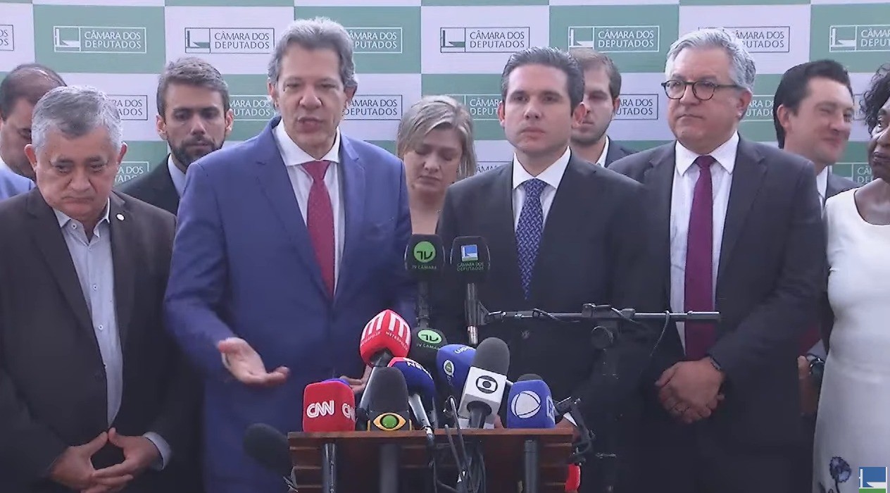 Haddad entrega a Hugo Motta lista com 25 projetos prioritários para a economia do país; veja lista