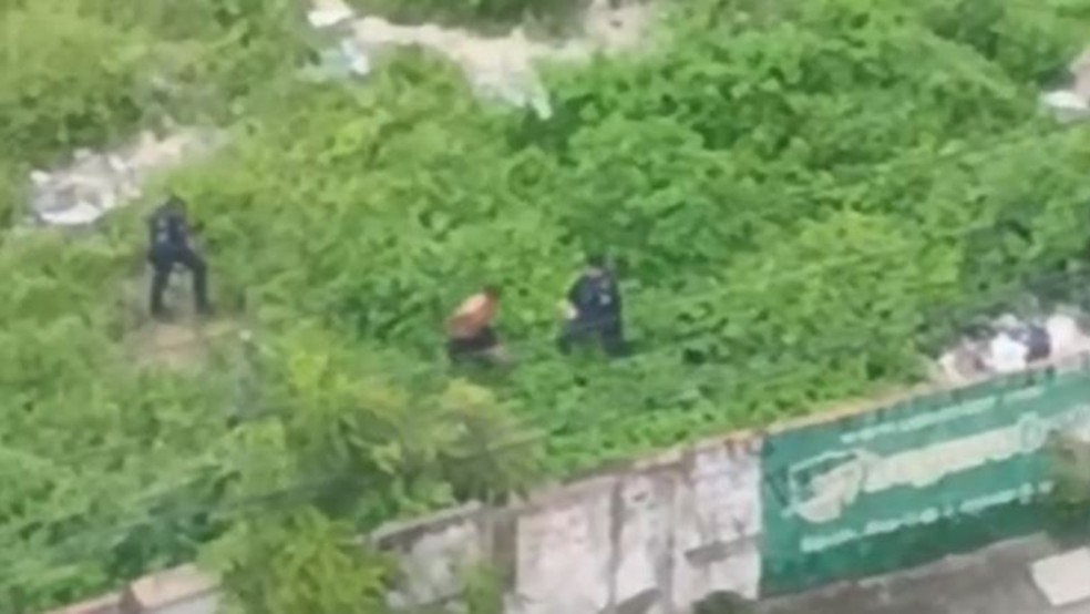 Criminoso que fez homem refém em praça em Fortaleza foi capturado após tentar se esconder em matagal. — Foto: Guarda Municipal/ Divulgação
