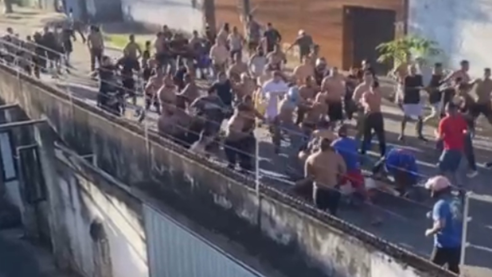 Vídeo: torcedores de Ceará e Fortaleza entram em confronto antes de clássico 