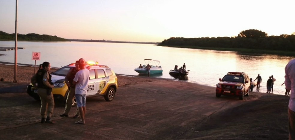 Bombeiros procuram banhista atingido por moto-aquática no Lago de Itaipu — Foto: Reprodução RPC