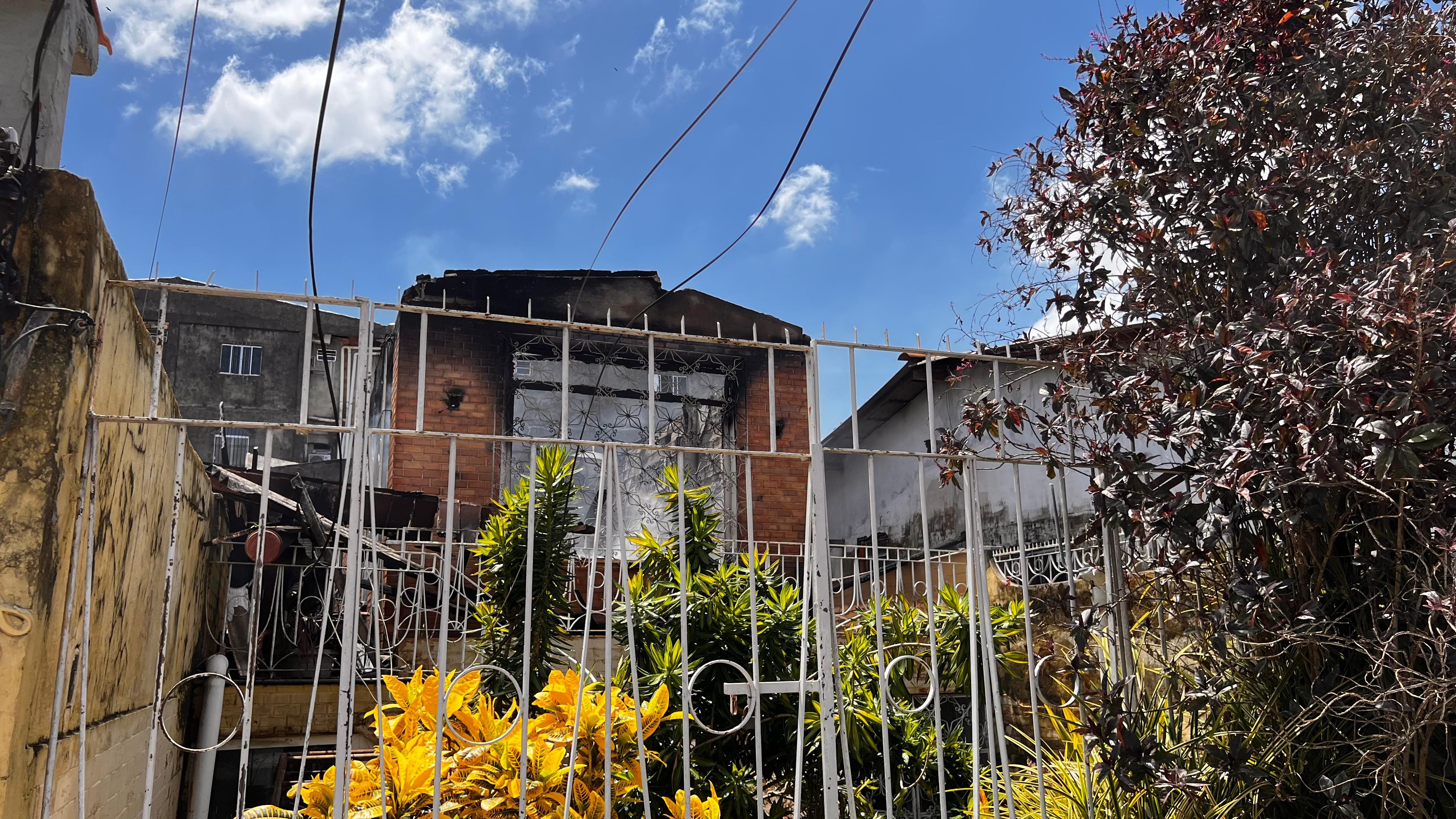 Incêndio destrói casa na rua Boaventura, em Belém