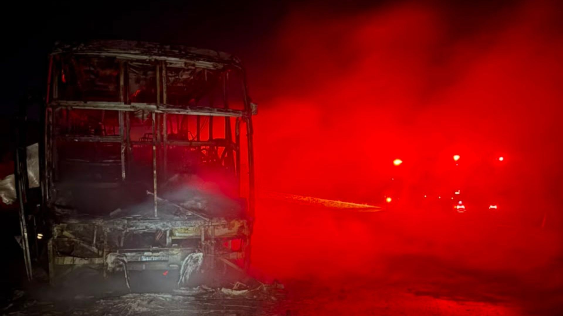 Ônibus que seguia para Brasília pega fogo na BR-050 em Uberlândia