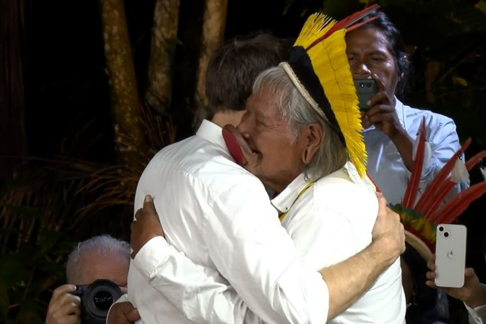 Macron na Amazônia: Raoni é condecorado pelo presidente francês em Belém — Foto: EBC/Reprodução